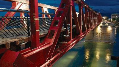 Els fets van tenir lloc al pont roig de Tortosa. FOTO: Joan Revillas