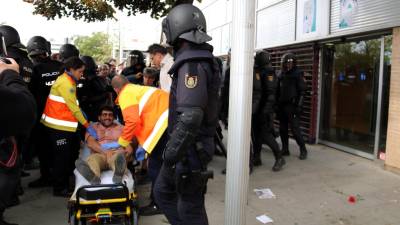 Els sanitaris s'enduen un dels ferits després de la càrrega de la policia espanyola al CAP de Cappont de Lleida. FOTO: ACN