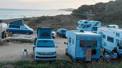 Esta Semana Santa había una quincena de vehículos, entre furgonetas y autocaravanas, aparcadas en la zona de la Platja Llarga. Foto: DT