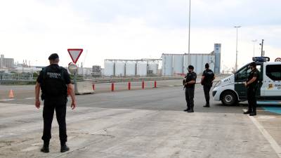 Agentes de la Guardia Civil junto a uno de los accesos al puerto. FOTO: ACN