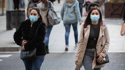 Imagen de archivo de dos muejeres paseando con mascarilla. Foto: EFE