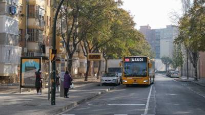 Uno de los autobuses que hacen el trayecto de la Línea 10, a punto de realizar su parada en la zona del barrio Fortuny de Reus. FOTO: FABIÁN ACIDRES