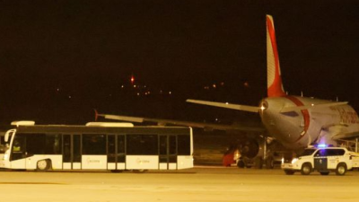 Patrullas de la Guardia Civil escoltando a pasajeros que llegaron en el vuelo. EFE