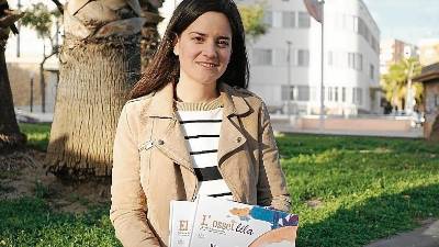 Carmen Bueno Senante con las dos versiones del cuento sobre la resiliencia, en catalán y en castellano. Foto: Fabián Acidres