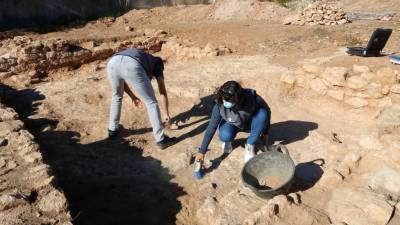 Arqueòlegs treballant al jaciment Puig Pelós de Cunit . Foto: ACN