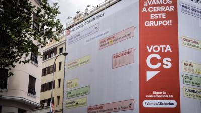 Pla general d'una part de la pancarta de Cs a Madrid amb el xat fictici d'un hipotètic Consell de Ministres de Sánchez amb Torra i Puigdemont. ACN