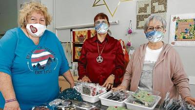 Mariví, Paula y Antonia con sus mascarillas personalizadas. FOTO: Pere Ferré