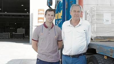 Joaquim Sas (derecha) y su hijo Adrià Sas (quien lleva la empresa) en la fábrica de Pira (Conca de Barberà). FOTO: ALBA TUDÓ