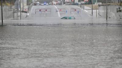 La C-12 al seu pas per Tortosa, completament inundada. El vehicle de la imatge ha hagut de ser rescatat. Foto: Joan Revillas
