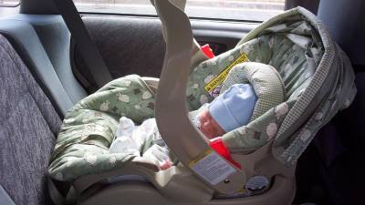 Imagen de archivo de un bebé durmiendo en un coche. Cedida