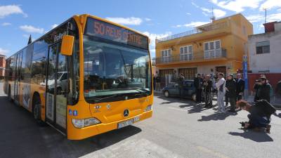 El bus llegó ayer a la urbanización Sant Joan por primera vez. FOTO: alba mariné