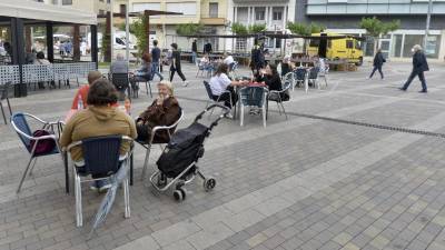 Terrasses plenes a Amposta, un dels deu municipis ebrencs que més ha crescut en el període 2019-2021. FOTO: JOAN REVILLAS