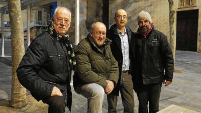 Jordi Freixa, Santi Moreno, Alfons Lorenzo i Enric Guim, dilluns passat, a la plaça del Rei. Foto: Pere Rerré