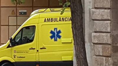 Una ambulancia del SEM, en el hospital de Santa Tecla. FOTO: DT