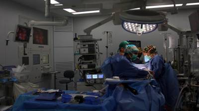 Un equip de cirurgians treballa en una sala d’operacions de l’Hospital de la Vall d’Hebron. Foto: ACN