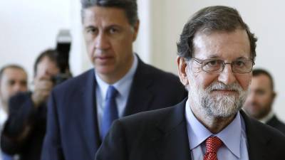 El presidente del Gobierno, Mariano Rajoy, seguido por el presidente del PPC, Xavier Garcia Albiol, abandona la XXXIII Reunión del Círculo de Economía de Sitges (Barcelona), tras la clausura. EFE/Andreu Dalmau
