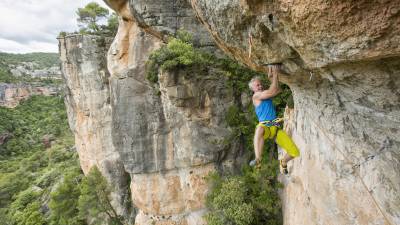 El escalador Toni Arbonés ha recorrido los paisajes del Priorat a través de sus paredes rocosas. Foto: Joan Capdevila Vallvé