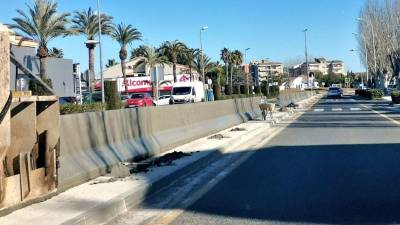 La barrera a lo largo de toda la travesía de la C-31 en Cunit.