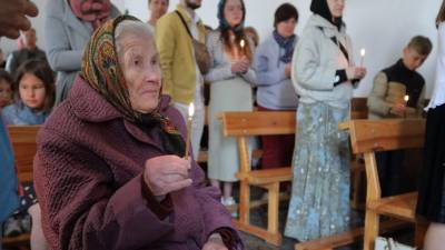 Una abuela ucraniana en la capilla de la colonia ferroviaria.