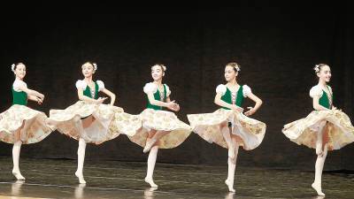 La danza clásica protagonizó la mayor parte de los bailes. FOTO: FABIÁN ACRIDERS