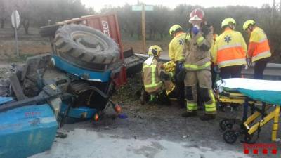 Los bomberos tuvieron que rescatar al conductor del tractor. FOTO: Bombers