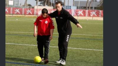 Rafael Magrinyà entrenando con uno de sus jugadores. Foto: Lluís Milian