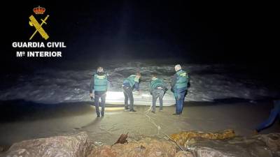Agentes de la Benemérita, en la playa de Mont-roig. FOTO: Guardia Civil