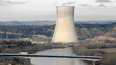 Imagen de la central nuclear de Ascó, que será de las primeras de España en ser clausurada, junto con las de Almaraz I y II, en Cáceres. FOTO: Joan Revillas/dt