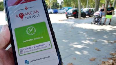 L'aplicació Aparcar Tortosa, des d'on s'obtindrà la primera hora gratuïta a la zona blava. Foto: Joan Revillas