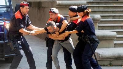 Los Mossos contienen al hombre, a las puertas de la Audiencia de Barcelona. Foto: Quique García - EFE