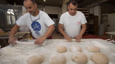 Germans Marín hornean alrededor de 400 piezasde pan cada dia y 800 unidades de bollos y repostería. FOTO: Joan Revillas