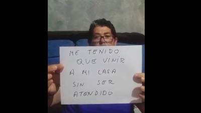 El afectado denunciando los hechos en un vídeo de Marea Blanca de Almería.