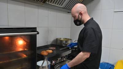 Desde el restaurante Roadhouse Express Reus preparan un plato de comida para llevar. FOTO: ALFREDO GONZÁLEZ