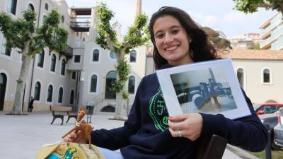 La Laia Cunillera sosté la foto del seu avi, Joan Solé Ciurana, al pati de l’antiga desti·leria de la Chartreuse. foto: Pere Ferré
