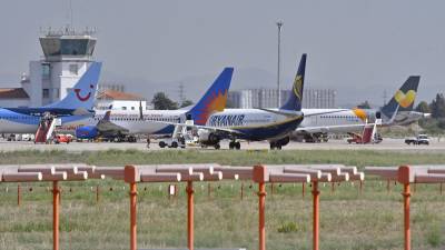 Una imagen de archivo de una serie de aviones esperando en las pistas del Aeropuerto de Reus. FOTO: ALFREDO GONZÁLEZ