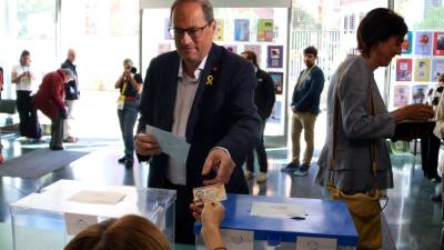 El president de la Generalitat, Quim Torra, mostra el seu DNI abans de votar al seu col·legi electoral, a Barcelona. FOTO: ACN