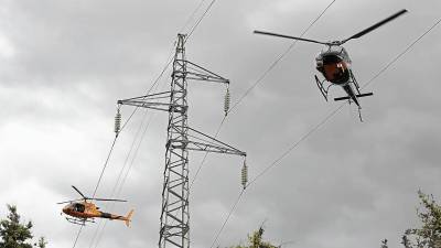 Helicòpters revisant les línies elèctriques, ahir al matí, al terme municipal de Tortosa. FOTO: PERE FERRÉ