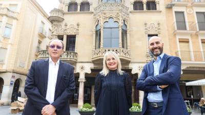 Miembros del equipo directivo de Thinking People y Grupo Castilla, en la Plaça Mercadal de Reus. FOTO: ALBA MARINÉ