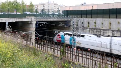 Un tren AVE a su paso por Vilafranca del Penedès. Foto: ACN