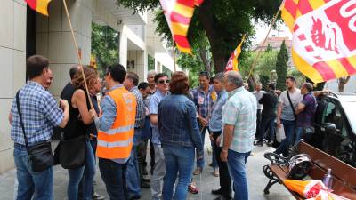Protesta dels treballadors de Fecsa Endesa a Tarragona en suport d'un treballador acomiadat per suposat frau, davant del Jutjat Social de la ciutat, el 30 de maig. Foto: ACN