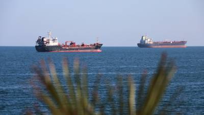 Dos barcos petroleros fondeando ante la costa de Tarragona. FOTO: ACN
