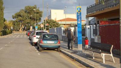 La parada de bus en la urbanización Sant Joan. El autocar de la L50 se acerca a la urbanización si algún vecino lo pide. FOTO: ALBA MARINÉ