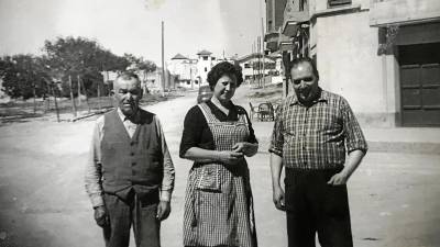 Eduard Boada Pallarès, Pilar Cabré Budí i Salvador Boada Calbó, davant del bar. Foto: Arxiu E. Boada