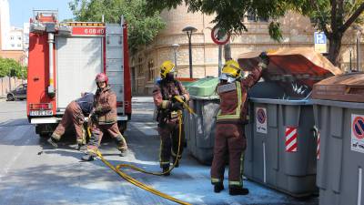 Imagen de archivo de los bomberos apagando un incendio de contenedor en Reus. Foto: Alba Mariné