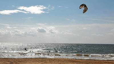 Pr&aacute;ctica del Kitesurf. FOTO: Joan Revillas