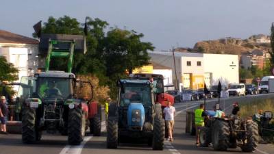 Un grup de tractors durant el tall de la C-12 ahir a Flix. Foto: Asaja Lleida