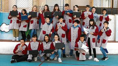 Imatge dels alumnes de 5è de primària de l’escola Vedruna de Valls amb els Chromebooks i les flautes. Foto: Alba Tudó