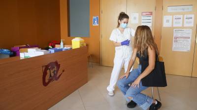 Imagen de una joven vacunándose en el Campus Catalunya de la URV. FOTO: ALBA MARINÉ