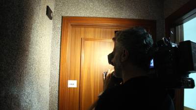 Imatge d'arciu d'una càmera de televisió davant la porta precintada del pis de Salou on es va localitzar la dona morta. Foto: ACN