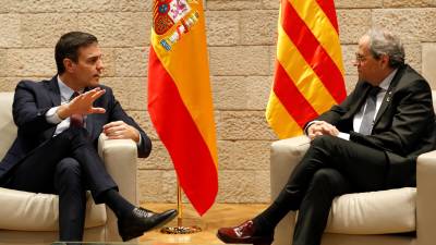 El presidente catalán, Quim Torra, recibe en el Palau de la Generalitat al presidente del Gobierno, Pedro Sánchez